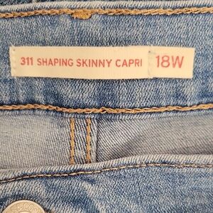 LEVIS 18W SHAPING SKINNY CAPRI JEANS 311 SHORT LIGHT WASH